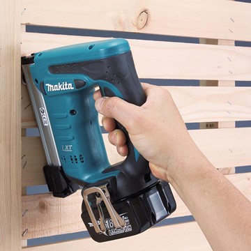 Makita HÄFTPISTOL DST221Z MAKITA 18V SOLO 10X10-22 MM